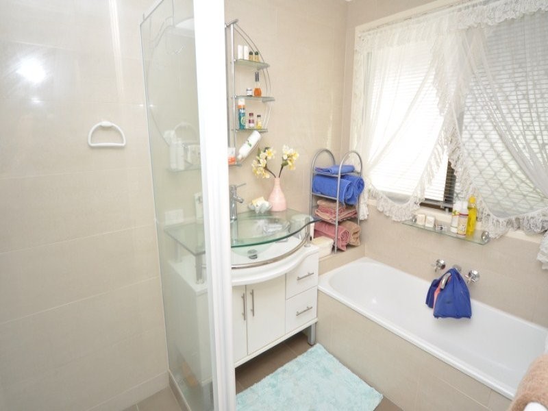 77 Macquarie Avenue, Molendinar QLD 4214