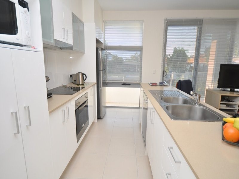 4/8 Victor Avenue, Paradise Point QLD 4216