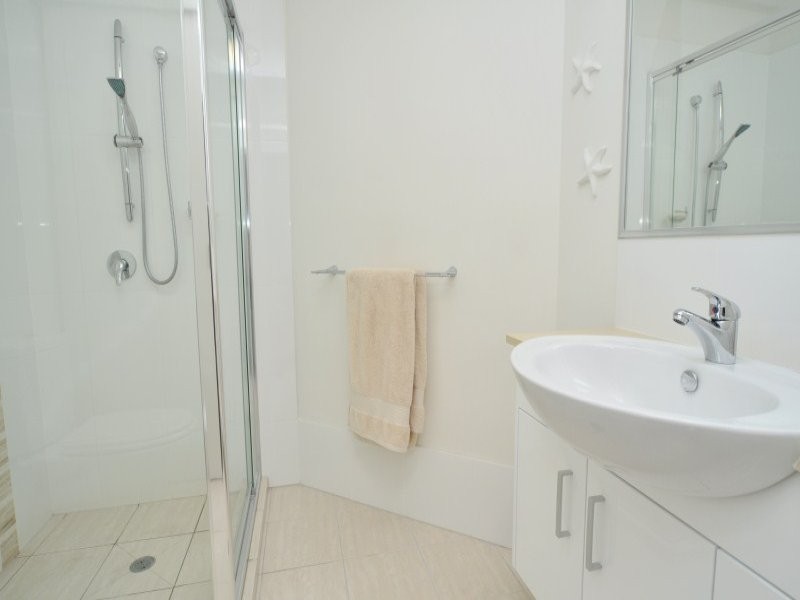 4/8 Victor Avenue, Paradise Point QLD 4216