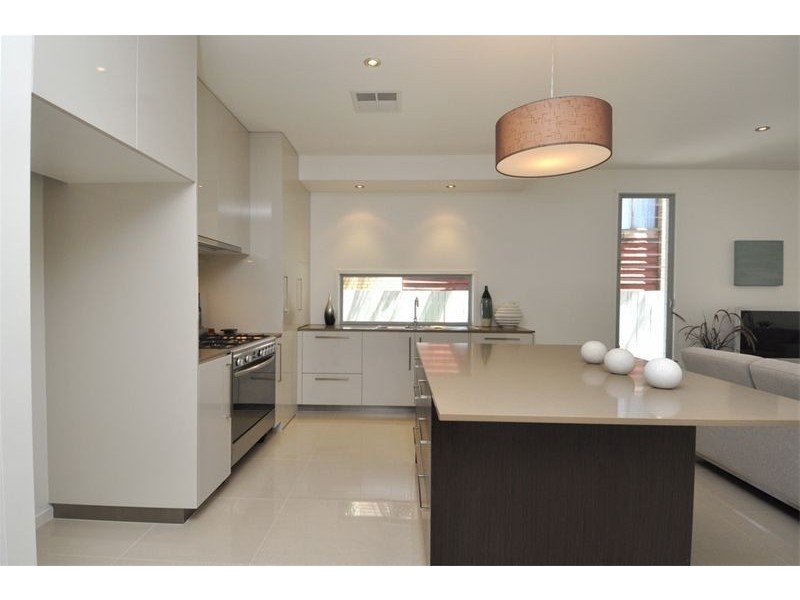 5B Donald Avenue, Paradise Point QLD 4216