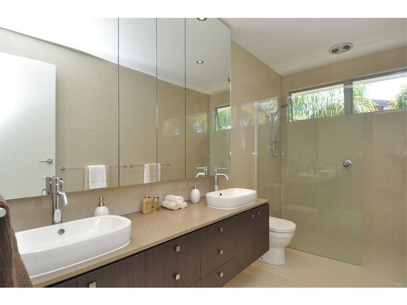 5B Donald Avenue, Paradise Point QLD 4216
