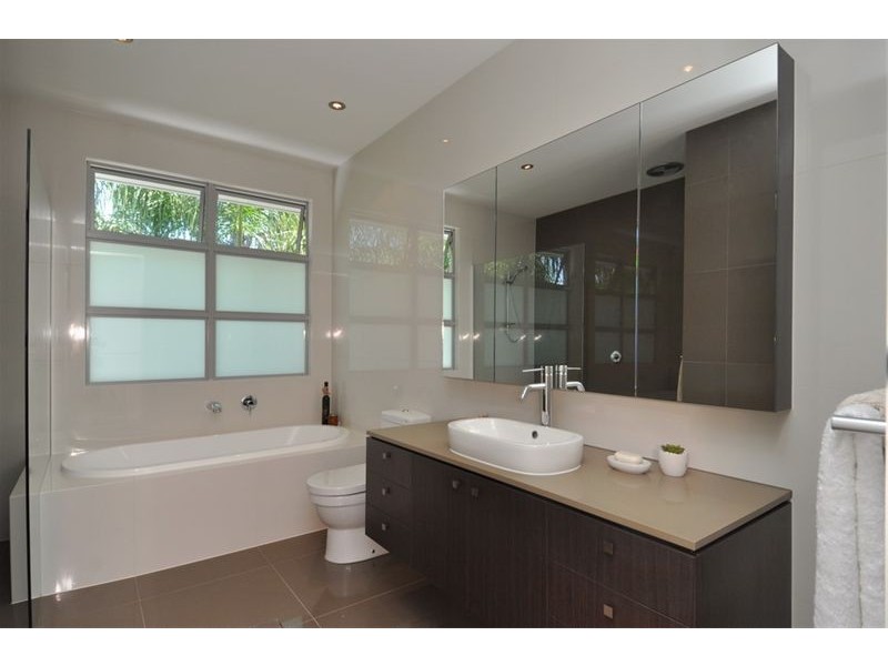 5B Donald Avenue, Paradise Point QLD 4216