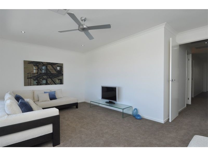 5B Donald Avenue, Paradise Point QLD 4216