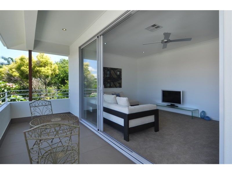 5B Donald Avenue, Paradise Point QLD 4216