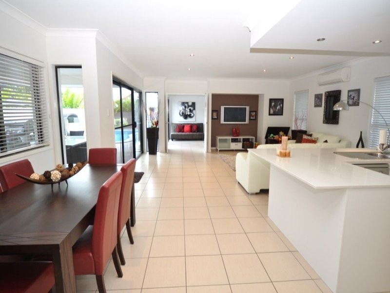 17 The Close, Helensvale QLD 4212