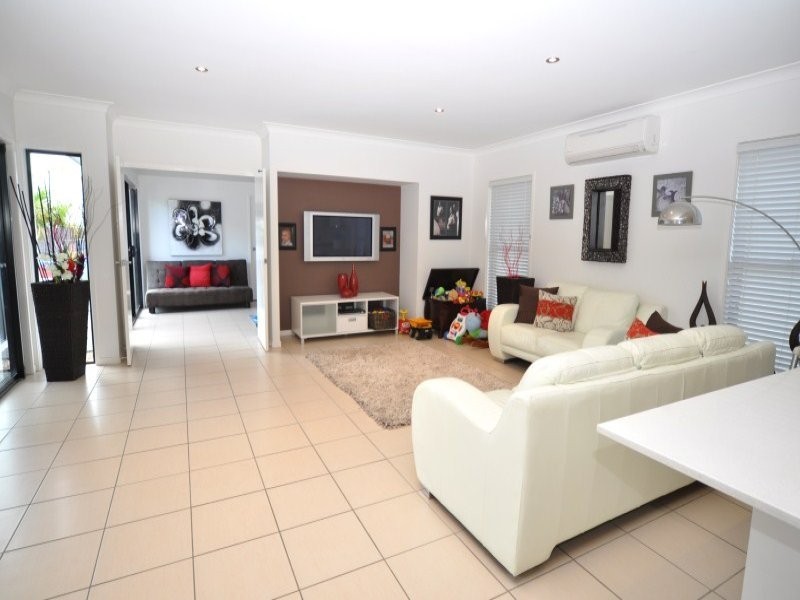 17 The Close, Helensvale QLD 4212