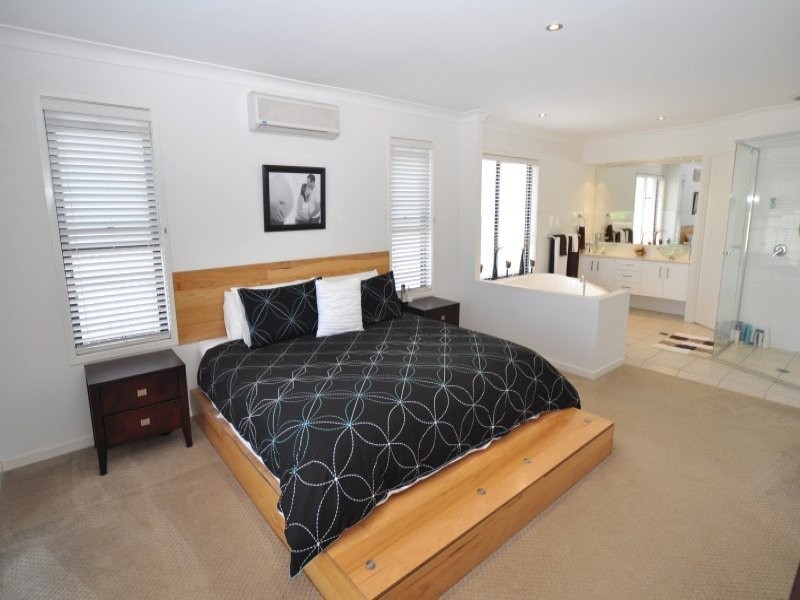 17 The Close, Helensvale QLD 4212