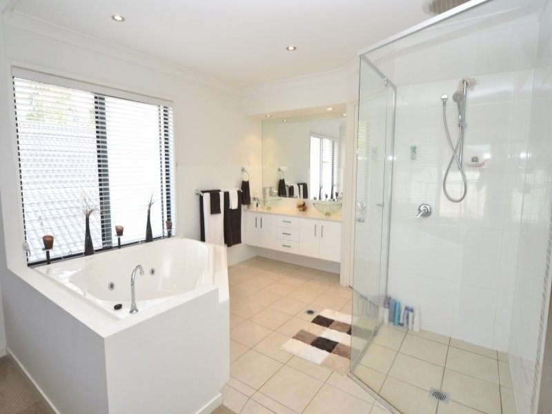 17 The Close, Helensvale QLD 4212