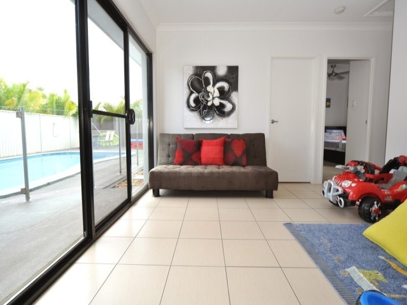 17 The Close, Helensvale QLD 4212