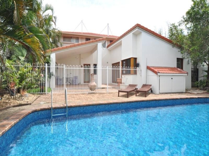 6 Donald Avenue, Paradise Point QLD 4216