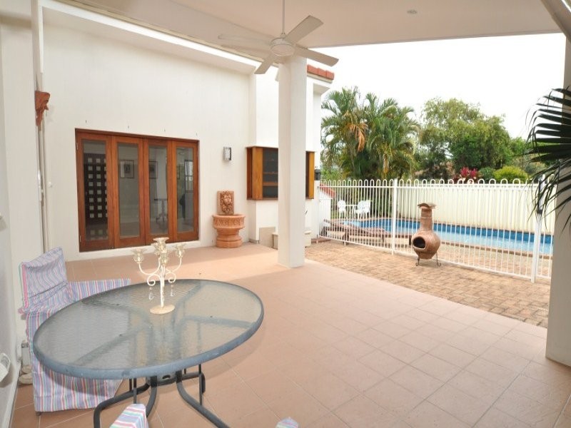 6 Donald Avenue, Paradise Point QLD 4216