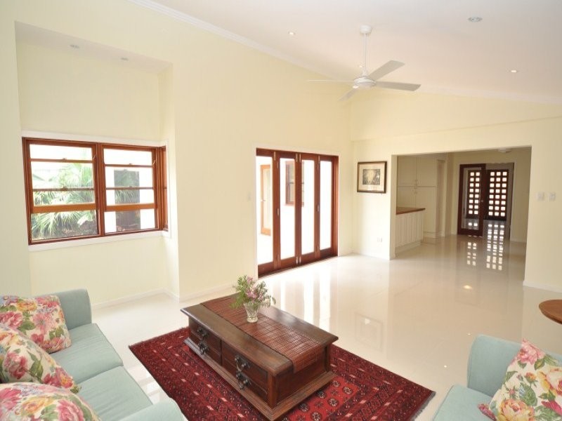 6 Donald Avenue, Paradise Point QLD 4216