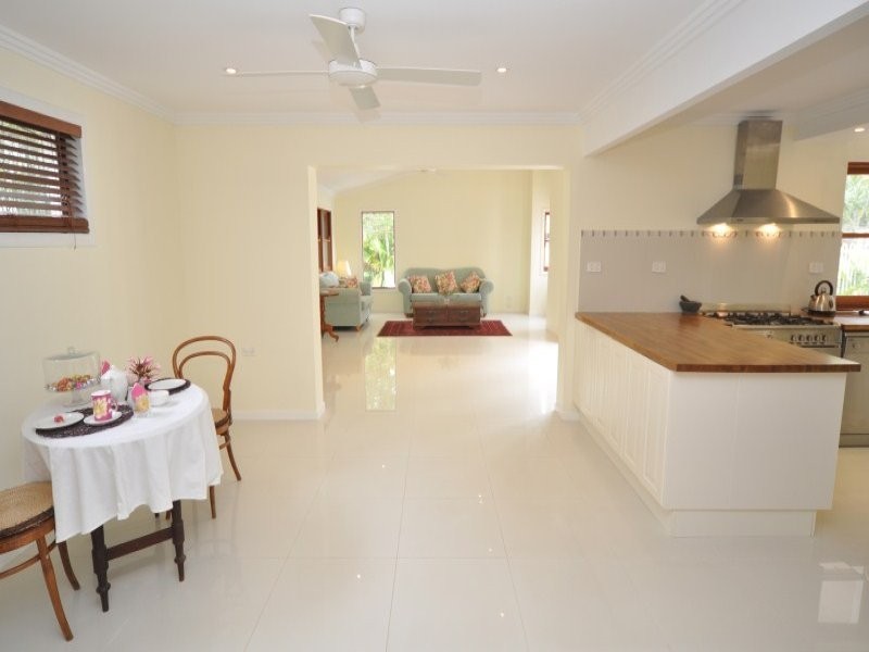 6 Donald Avenue, Paradise Point QLD 4216