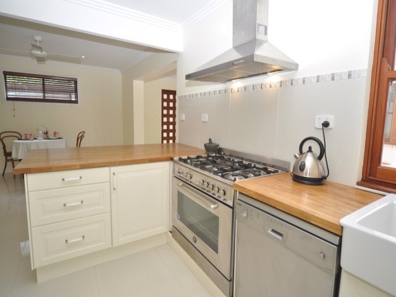 6 Donald Avenue, Paradise Point QLD 4216