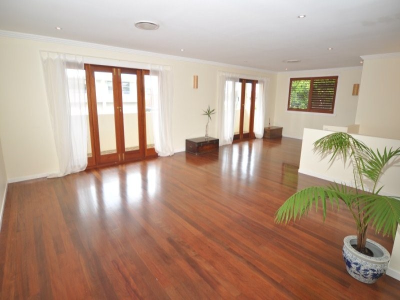 6 Donald Avenue, Paradise Point QLD 4216