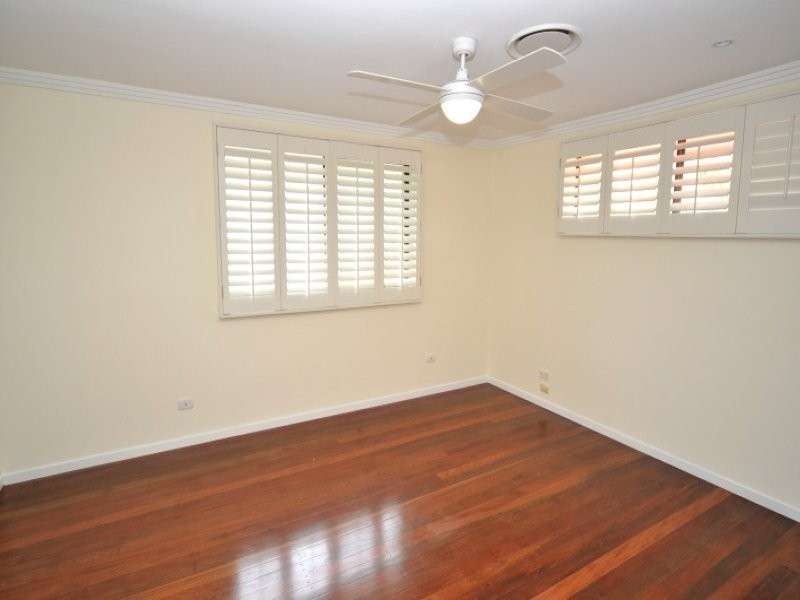 6 Donald Avenue, Paradise Point QLD 4216