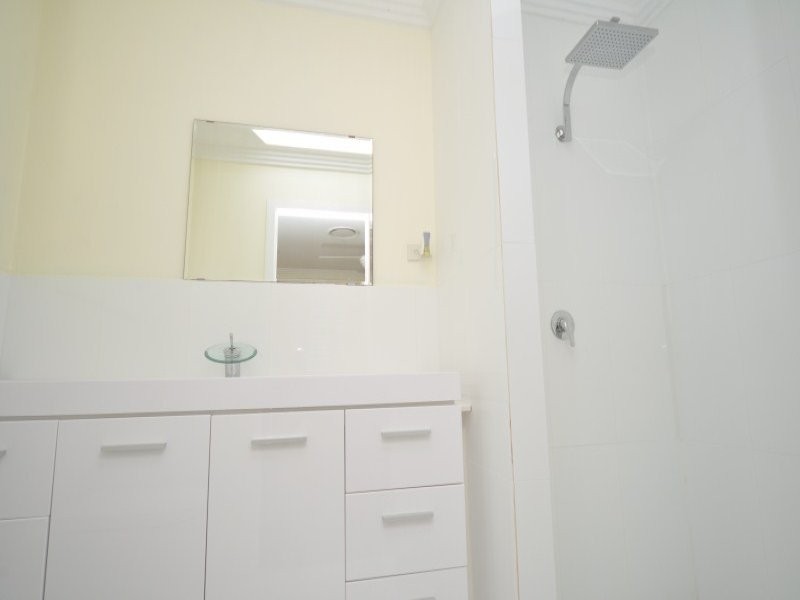 6 Donald Avenue, Paradise Point QLD 4216