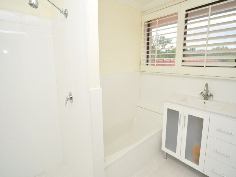 6 Donald Avenue, Paradise Point QLD 4216