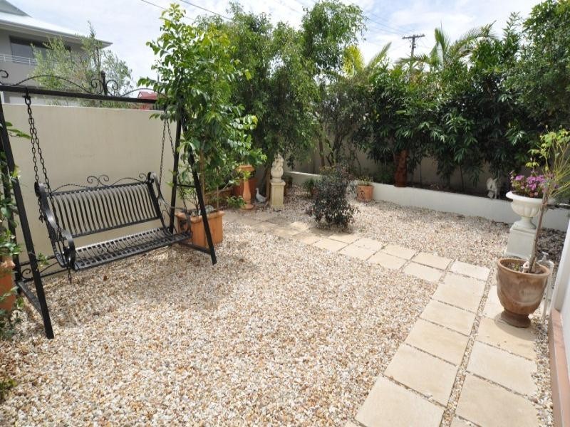 6 Donald Avenue, Paradise Point QLD 4216