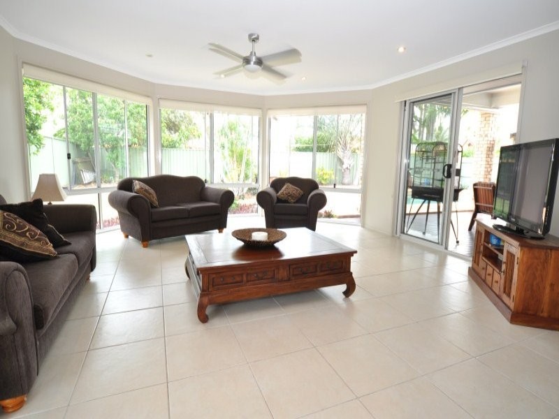 6 Kikori Crescent, Runaway Bay QLD 4216