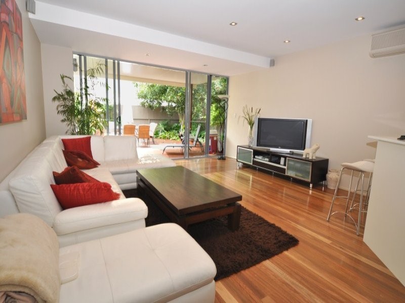 2/27 Victor Avenue, Paradise Point QLD 4216