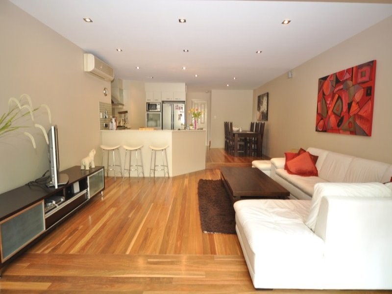 2/27 Victor Avenue, Paradise Point QLD 4216