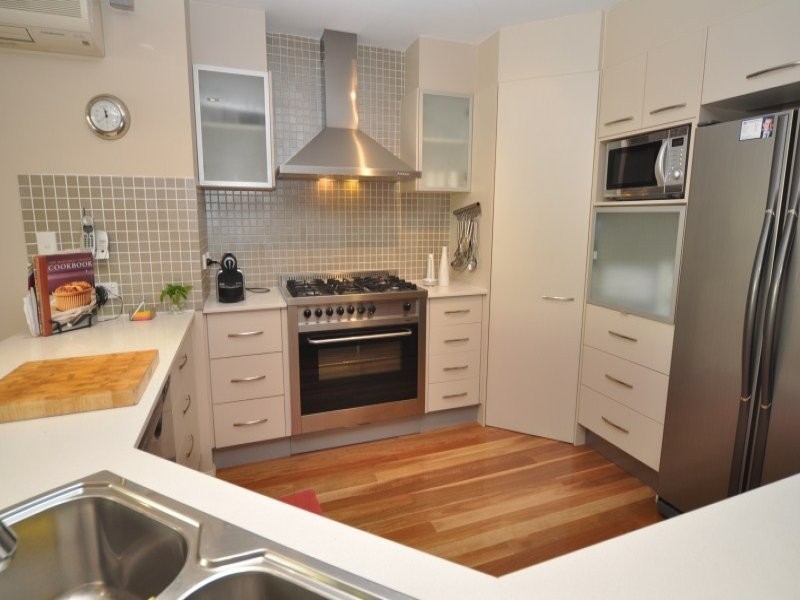 2/27 Victor Avenue, Paradise Point QLD 4216