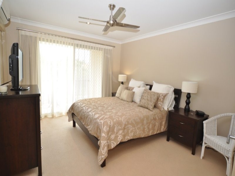 2/27 Victor Avenue, Paradise Point QLD 4216