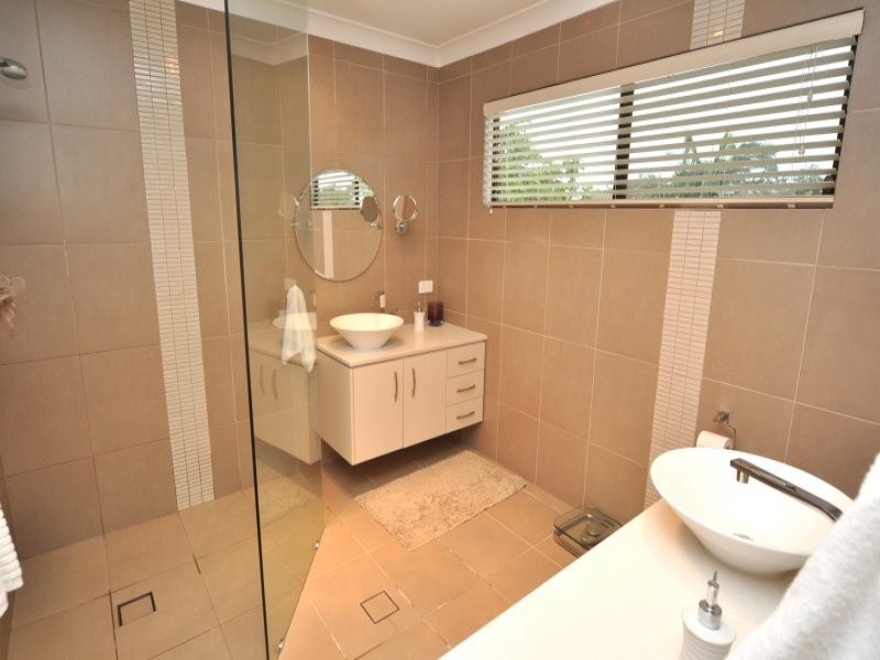 2/27 Victor Avenue, Paradise Point QLD 4216