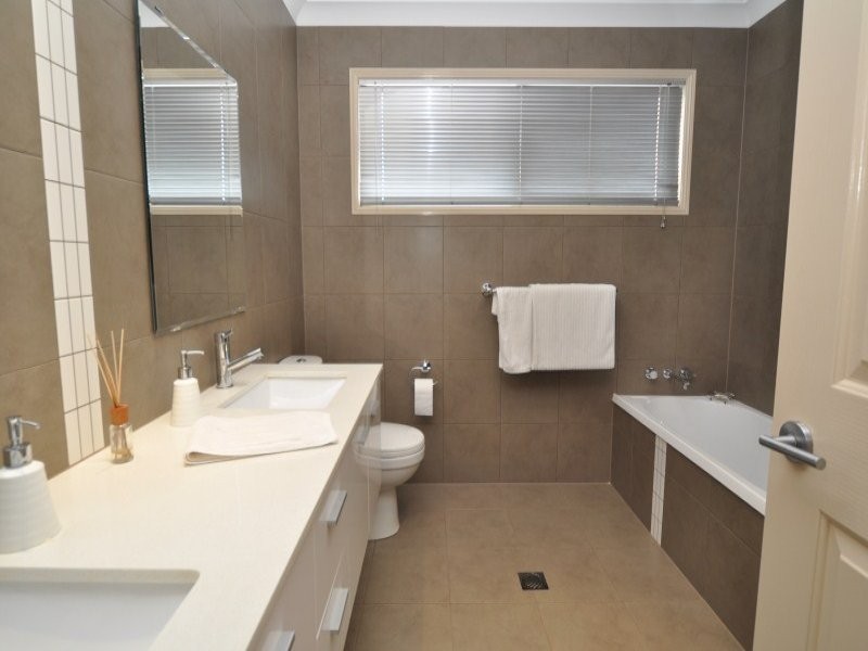 2/27 Victor Avenue, Paradise Point QLD 4216