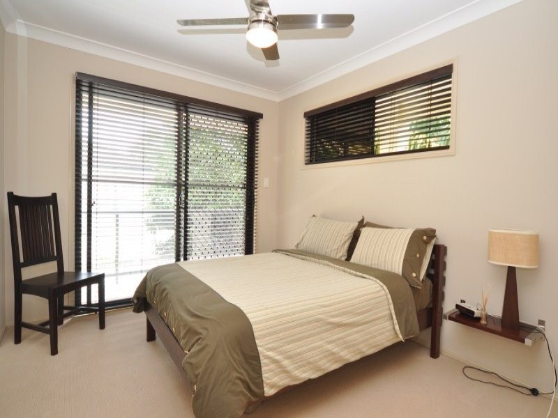 2/27 Victor Avenue, Paradise Point QLD 4216