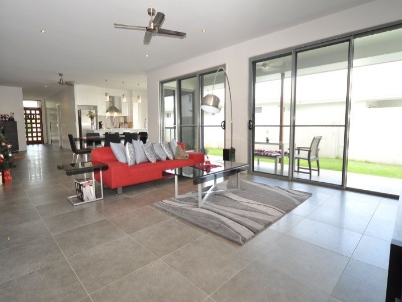 9 RHODIUM CRESCENT, Hope Island QLD 4212