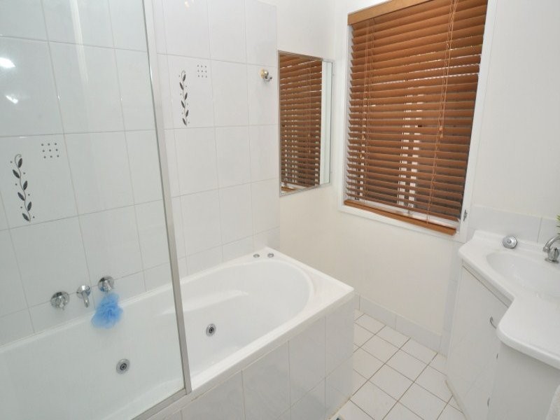 6 Sundown Drive, Paradise Point QLD 4216