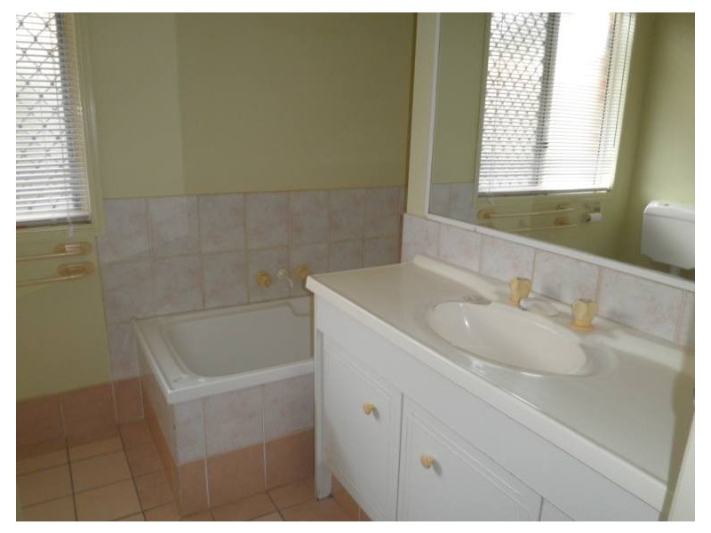 2/119 Greenacre Drive, Parkwood QLD 4214