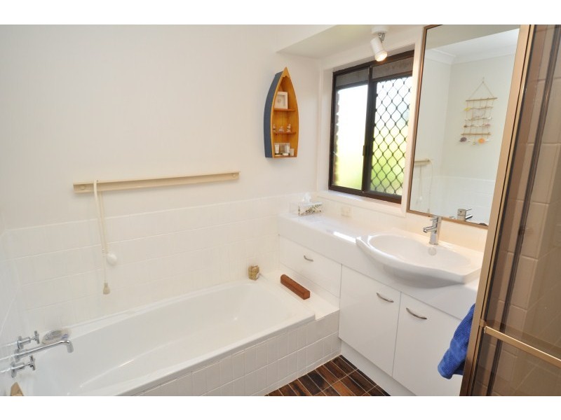 13 Matthew Flinders Drive, Paradise Point QLD 4216