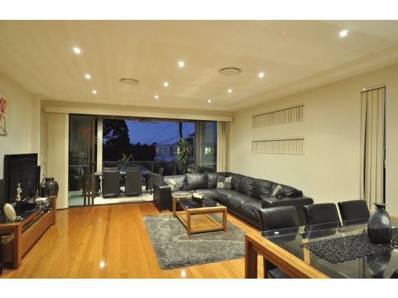 1/8 Eider Avenue, Paradise Point QLD 4216