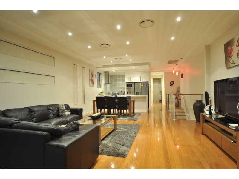1/8 Eider Avenue, Paradise Point QLD 4216