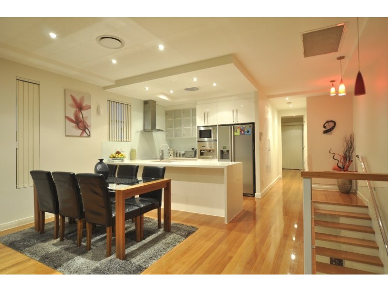 1/8 Eider Avenue, Paradise Point QLD 4216