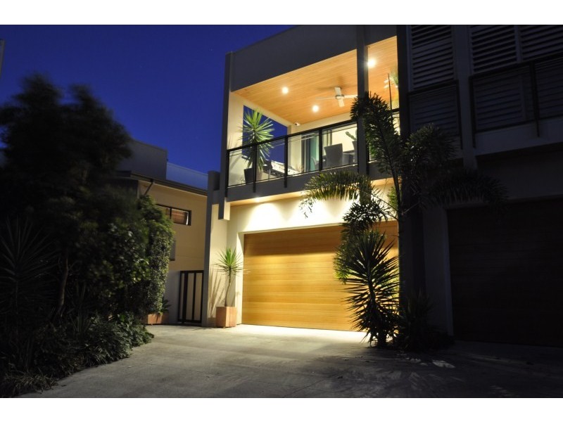 1/8 Eider Avenue, Paradise Point QLD 4216