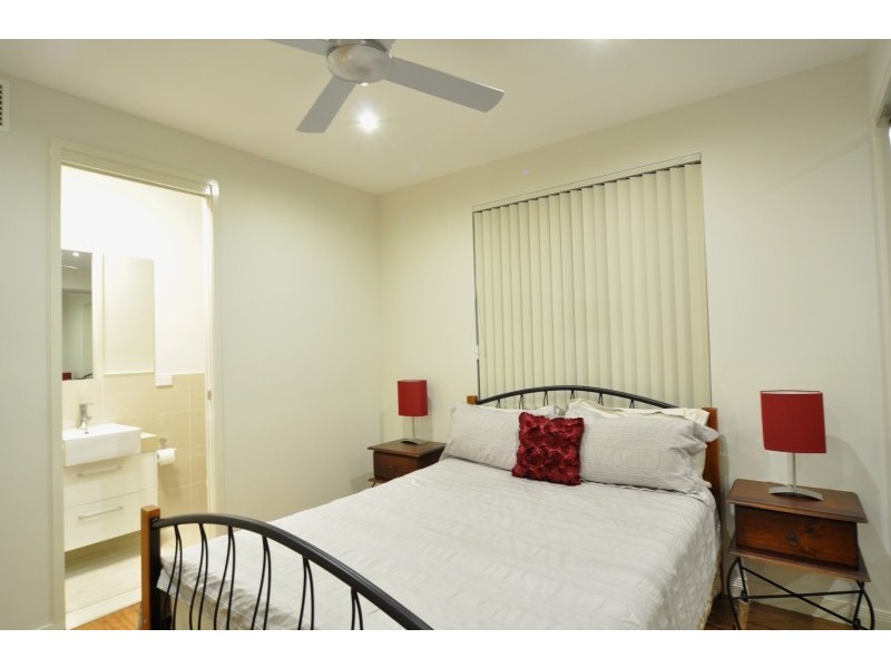 1/8 Eider Avenue, Paradise Point QLD 4216