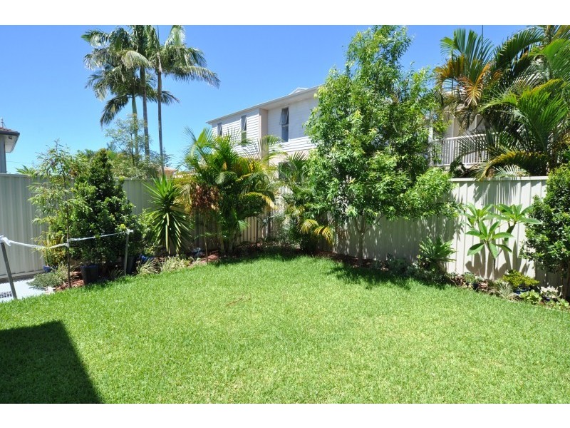 1/8 Eider Avenue, Paradise Point QLD 4216