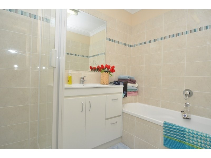 1/4 Gemma Glade, Labrador QLD 4215