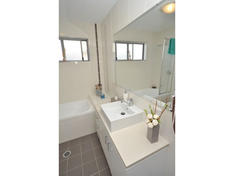 13/8 Proud Street, Labrador QLD 4215