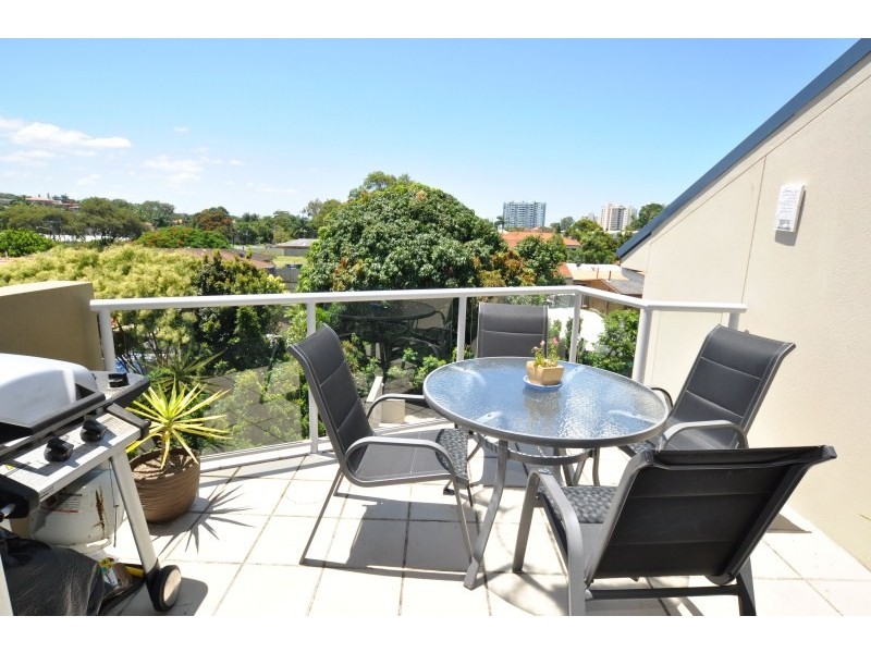 13/8 Proud Street, Labrador QLD 4215