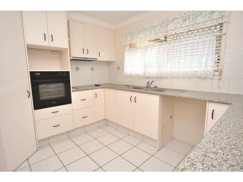 2/217 Central Street, Labrador QLD 4215