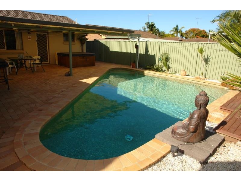 16 Burrinjuck Drive, Coombabah QLD 4216