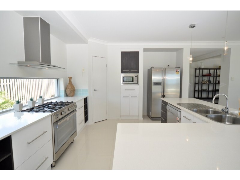 26 Wunburra Circle, Pacific Pines QLD 4211