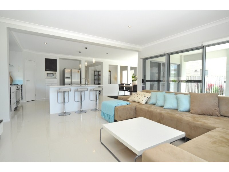 26 Wunburra Circle, Pacific Pines QLD 4211
