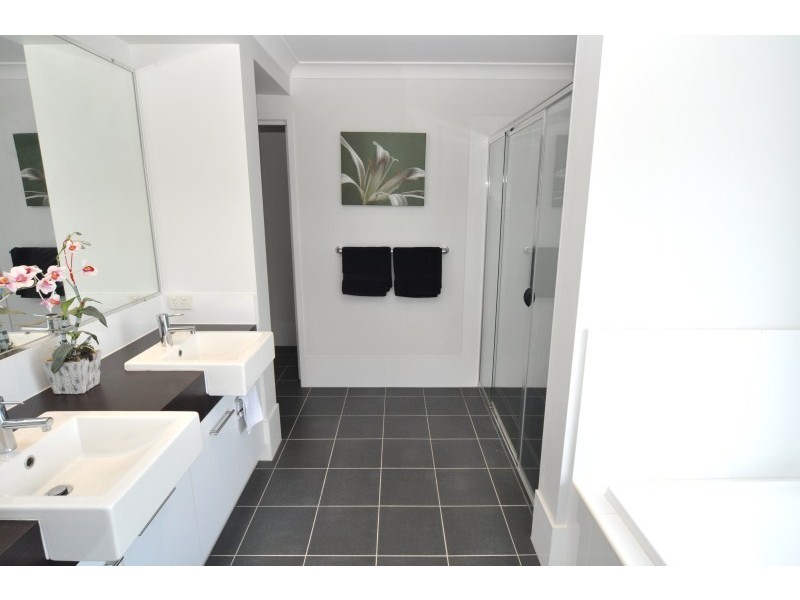 26 Wunburra Circle, Pacific Pines QLD 4211
