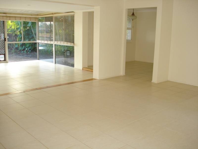 5 Bass Place, Paradise Point QLD 4216